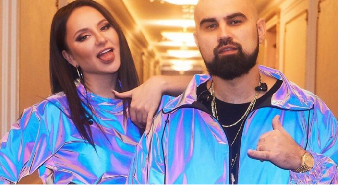 Экс-солистка Artik & Asti, Анна, решила не ставить ограничений на свою фантазию и позволила себе создать атмосферу, которая была бы точно по ее вкусу. Она выбрала стиль, в котором ощущается и шик, и уют. В этом доме присутствует определенная аура, которая наполняет пространство особенной энергией и комфортом. Также, в этом особняке можно увидеть безупречную работу дизайнеров и архитекторов, которые воплотили все идеи Анны в реальность.
