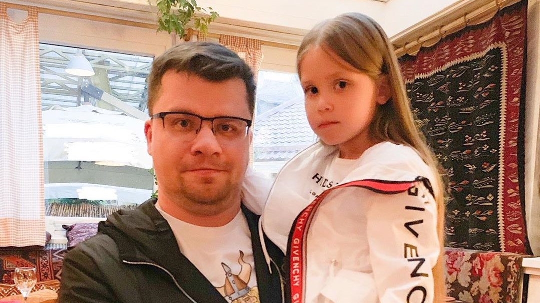 Дочка гарика харламова фото Гарик Харламов покорил подписчиков образом "бравого гусара" - Хиты Дня RU.TV